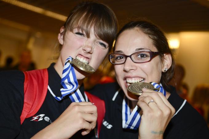 Charlotte Leys (rechts) met Nina Coolman na de bronzen medaille op het EK in 2013.