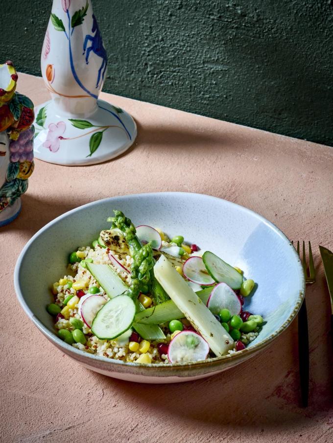 Quinoa met lentegroenten, witte en groene asperges, doperwten, radijs en een wasabidressing