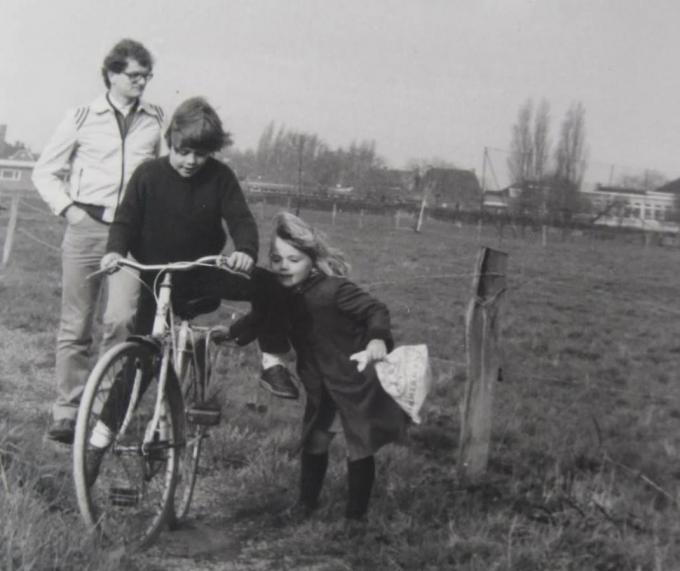 Raoul Hedebouw en zijn zus Line als kind, met vader Hubert op de achtergrond.