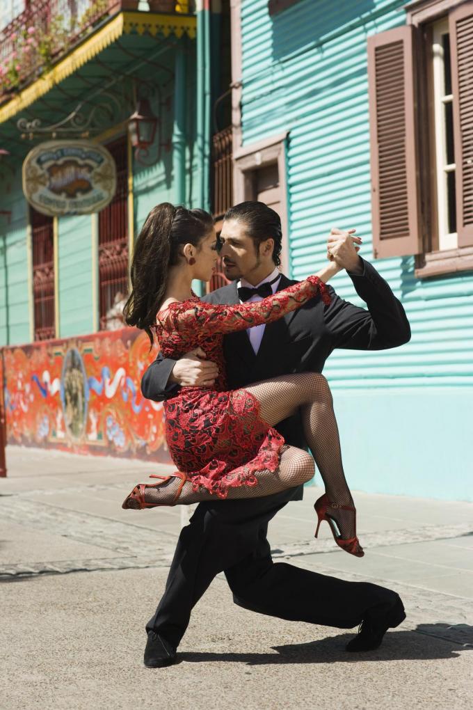 In de kleurrijke wijk Caminito in Buenos Aires stelen tangodansers de show, of kan je zelf met zo’n danser poseren. (foto Getty)