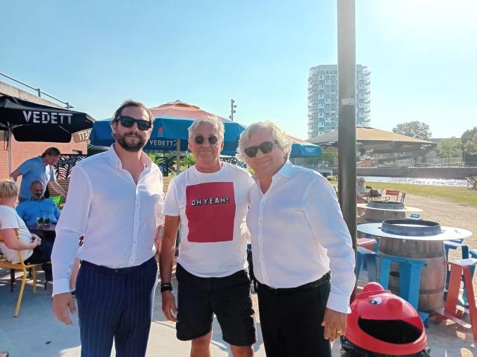 Frank ontmoette vorige zomer de Kaminski’s op Buda Beach. “De Charlatans. Ik was daar toevallig ook en we raakten aan de praat. Ik weet nog goed hoe ze met het hand op hun hart ons hier de voetbalhemel verzekerden in Kortrijk. De rest is geschiedenis.”