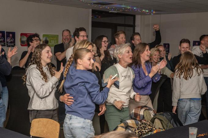 Dolle vreugde bij de collega's.