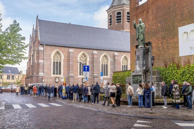 Ruim een half uur voor aanvang van de uitvaartplechtigheid in de Sint-Pieterskerk stonden mensen al aan te schuiven in een tientallen meters lange rij.