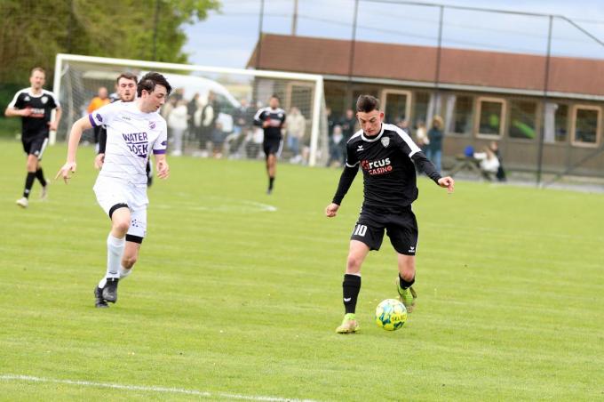 Topscoorder Sturbaut trapt hier de verlossende 1-0 binnen na 32 minuten spelen.