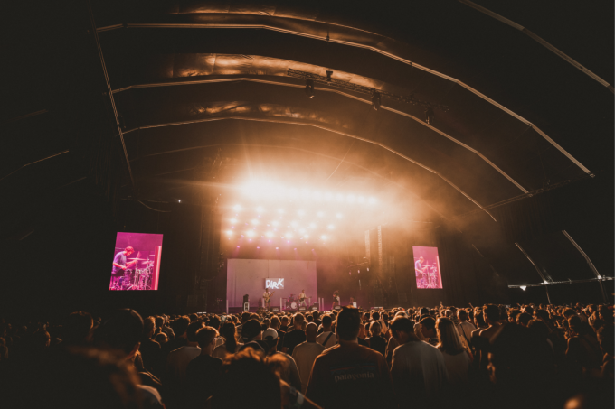 Een beeld van het optreden van Dirk. op Pukkelpop in 2023, waar 15.000 fans uit hun dak gingen.