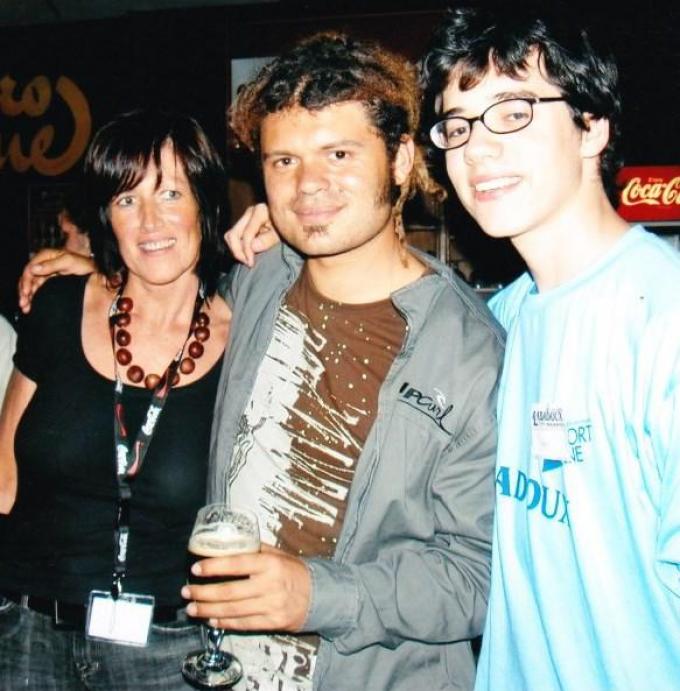 Jelle op Labadoux in 2006, samen met zijn jammer genoeg overleden mama Anne Vroman en de Australische bluesmuzikant Ash Grunwald.