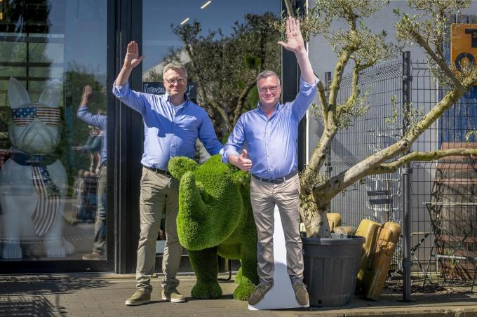 Wim Soenens met zijn kartonnen evenbeeld. “Wanneer ik zelf niet in de winkel ben, kan mijn kartonnen versie de klanten begroeten. En kunnen ze met hem selfies nemen.”