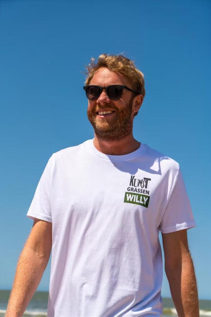 Rik Verheye met een t-shirt van Kunstgrassen Willy.