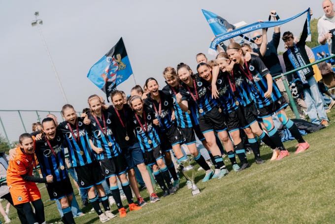 De U13 mocht viert na het behalen van de titel. (foto Club Media House)