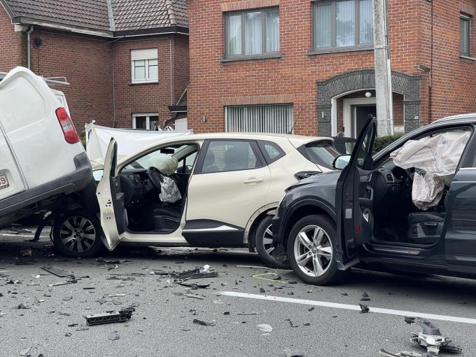 De ravage bij het verkeersongeval was enorm.