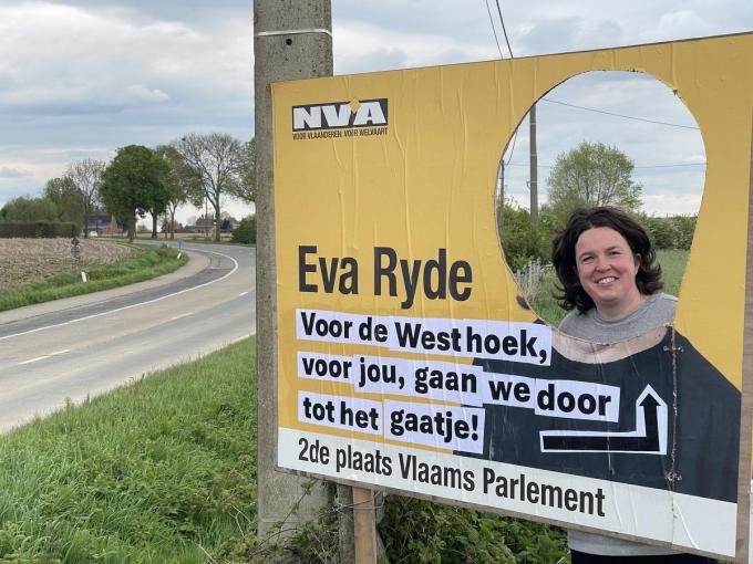Eva Ryde plakte een ludieke slogan op het beschadigd bord.