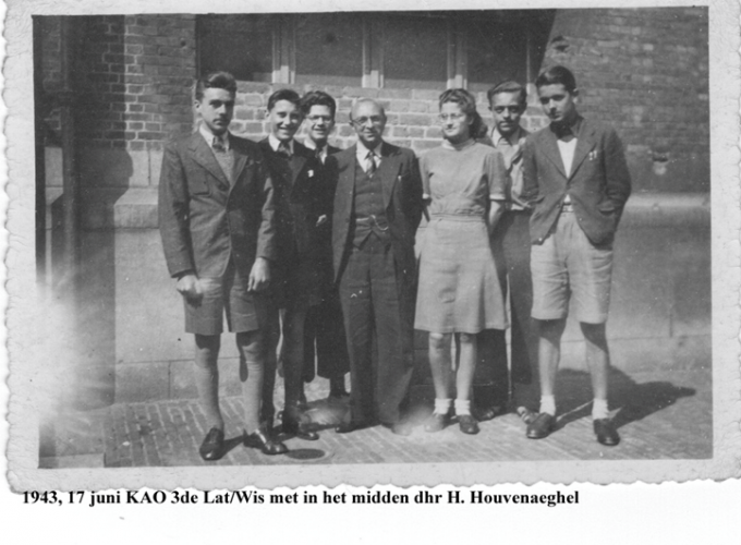 Honoré Houvenaghel en leerlingen in 1943.
