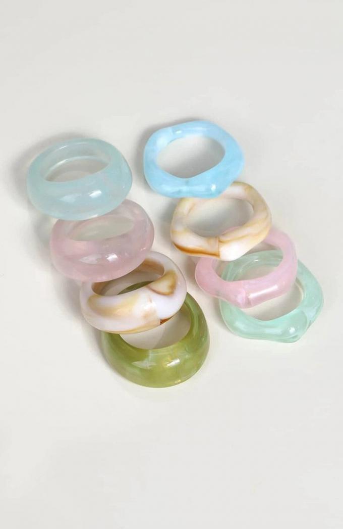 Set van 8 gekleurde ringen