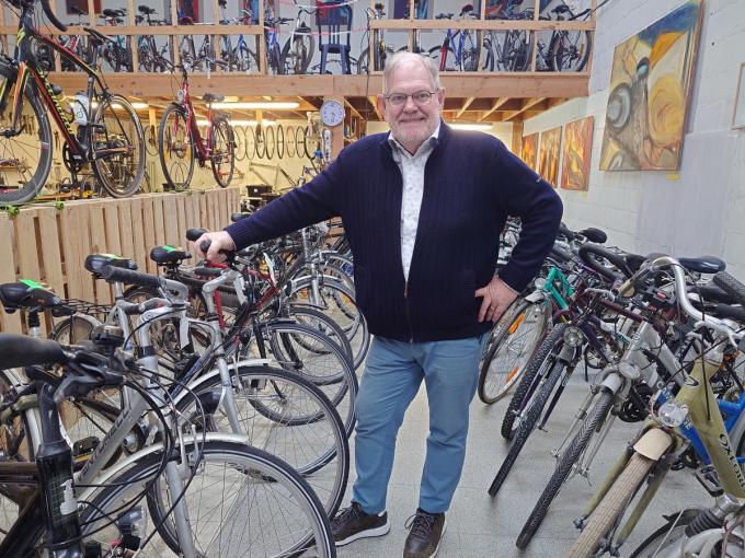 Robert Van Rootselaar: “We herstellen hier oude fietsen en bieden ze tegen 60 à 70 euro aan aan wie er nood aan heeft.”