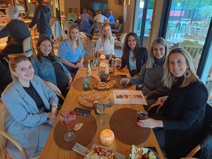 Gezellig rond tafel in TC Isis met Faye, Eva Anastasia, Anaïs, Karen, Ann, Zineb en Vicky.