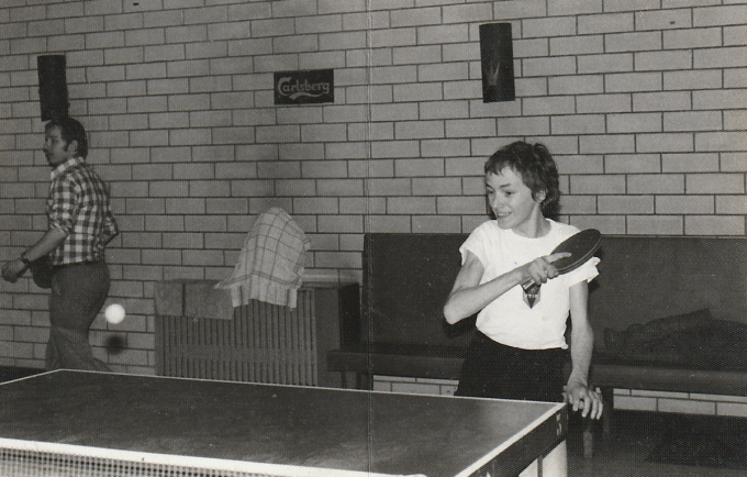 Op de archieffoto van 1974 zien we Dany Deslé die een balletje slaat.