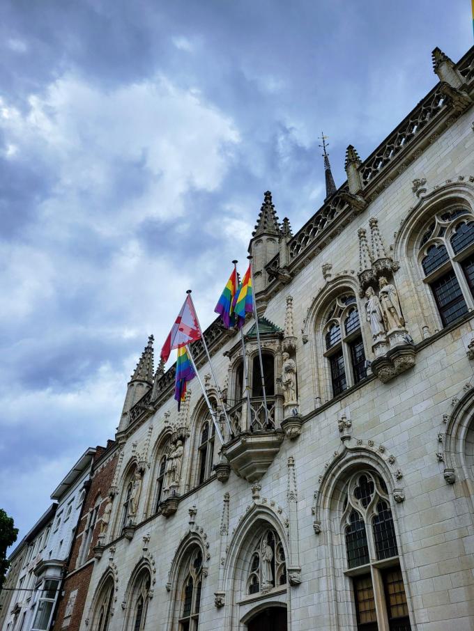 Justin Laevens, finalist van Mister Gay Belgium 2024, hees op dinsdag 14 mei de regenboogvlag aan het stadhuis