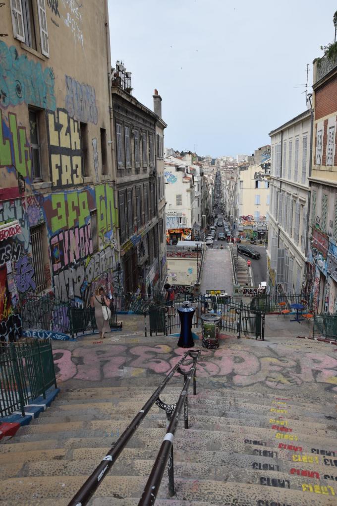 Smalle, kleurrijke straatjes en heel veel trappen: in de wijk Le Panier is het heerlijk ronddwalen. (foto PS)