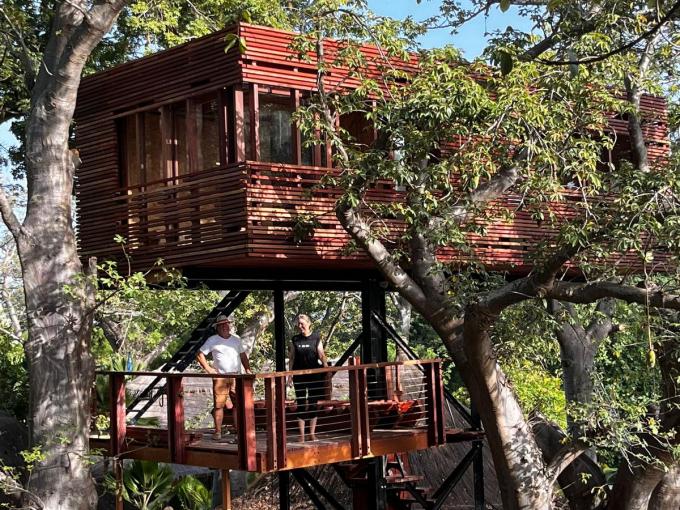 In Toubakouta in Senegal bouwt de firma Vanholme mee aan het hotel Les Palétuviers. (gf)