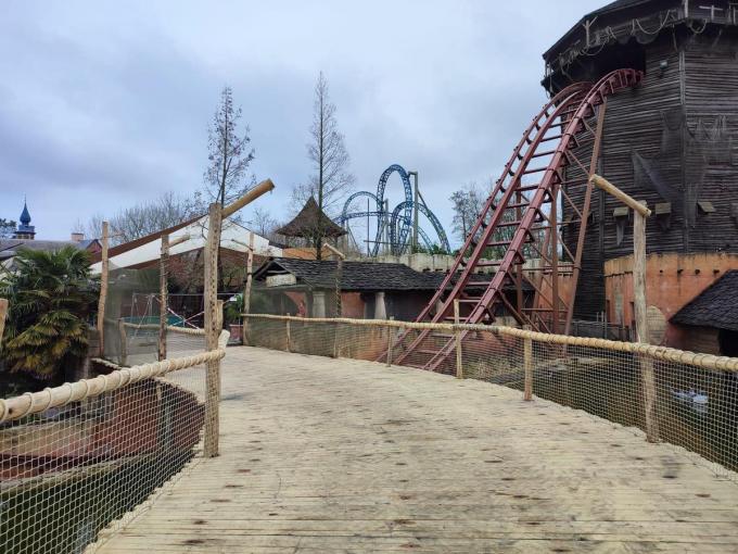 Het wandelpad rondom de SuperSplasj in Plopsaland werd begin dit jaar aangelegd door de firma Vanholme uit Reninge. (gf)