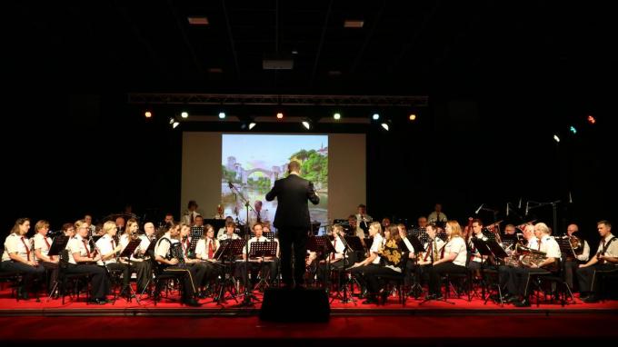 De harmonie aan het werk tijdens hun herfstconcert vorig jaar. Eronder zien we de eerste foto van de leden van Eendracht en Vrijheid.