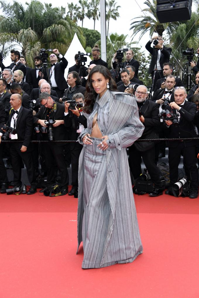 Cindy Bruna dans un ensemble Gucci