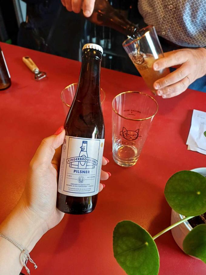 De Kinderbrouwerij biedt nu ook de pils van brouwerij De Poes aan en exclusief voor hen werd een speciaal etiket ontworpen, met het logo van de Kinderbrouwerij erin verwerkt.