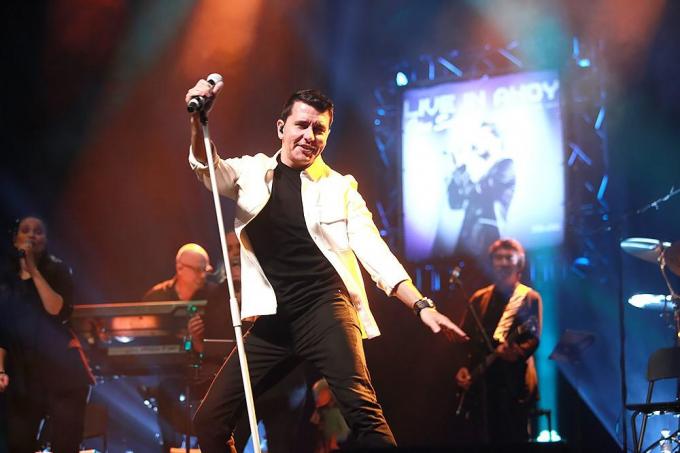 Jan Smit in actie op het podium van Kursaal Oostende.