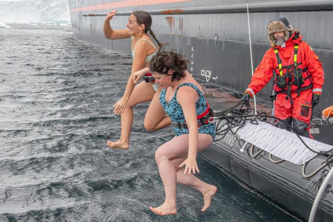 Onze journaliste waagt de sprong, het ijskoude Antarctische water in. (foto Daniel Fox)