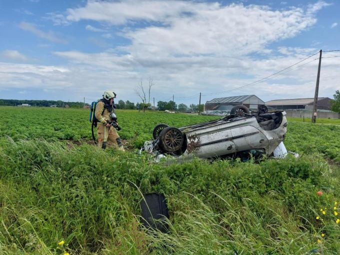 De wagen doorploegde het veld enkele tientallen meters.