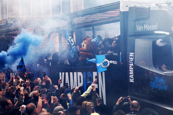 De arriverende bus met de Clubspelers zorgde voor veel rook op de Markt in Brugge.
