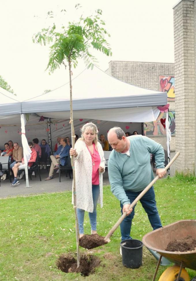 In haar school De Hoge Kouter werd een herdenking gehouden: haar ouders plantten er een boom als blijvende herinnering.