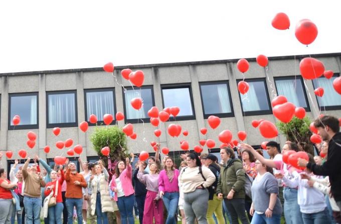 Op het afscheid lieten de leerlingen van Ambers school ballonnen op in de vorm van hartjes.