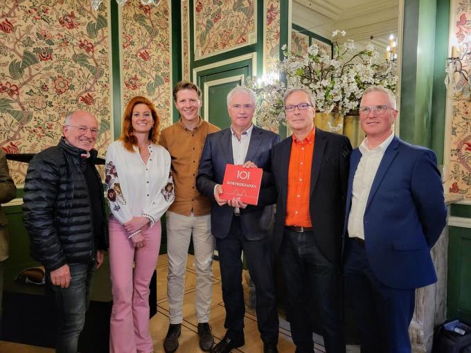 Koen Byttebier, Ruth Vandenberghe, Axel Ronse, gouverneur Carl Decaluwé, Karel Cambien en uitgever Johan Vergote