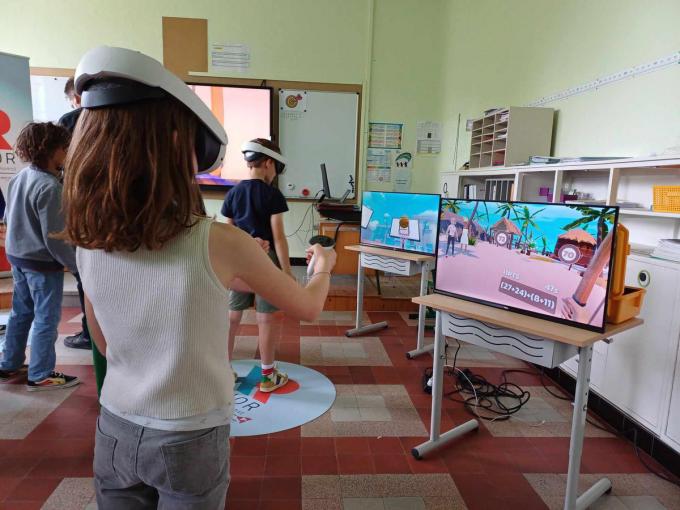 In VBS De Waaier in Watou maakten enkele leerlingen wiskundeoefeningen via een applicatie en VR-brillen.