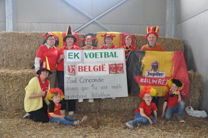 Rosie Albers, Christine Raes, Maryan Pillaert, Sabien Wyckaert, Greta Decorte en Hans Decroos en zittend Katrien Cailliau en kinderen Henri, Cyriel en Emile heten iedereen welkom in voetbaltempel de Concorde tijdens de wedstrijden van de nationale ploeg op het EK voetbal.