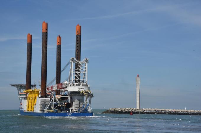 )Grote installatieschepen voor de offshore, zoals de Vol Au Vent van Jan De Nul (foto), liggen nu al aan de kop van de REBO-terminal om een vlotte doorgang in de haven zelf te voorzien.
