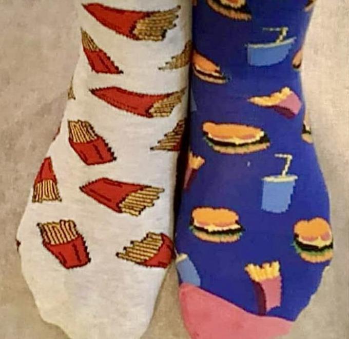 Kris is echt gepassioneerd door zijn vak. Hij draagt bijvoorbeeld twee verschillende sokken. Op zijn linkersok staan frietjes en op de rechterkant schitteren hamburgers.