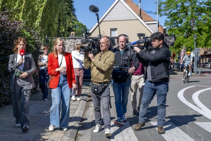 Een hoop camera's volgt Melissa Depraetere.