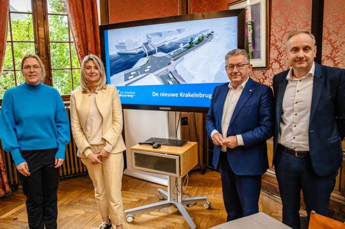 Sylvie De Cloedt, Mercedes Van Volcem, Dirk De fauw en Lieven Dejonckheere stelden de plannen voor de nieuwe Krakelebrug voor.