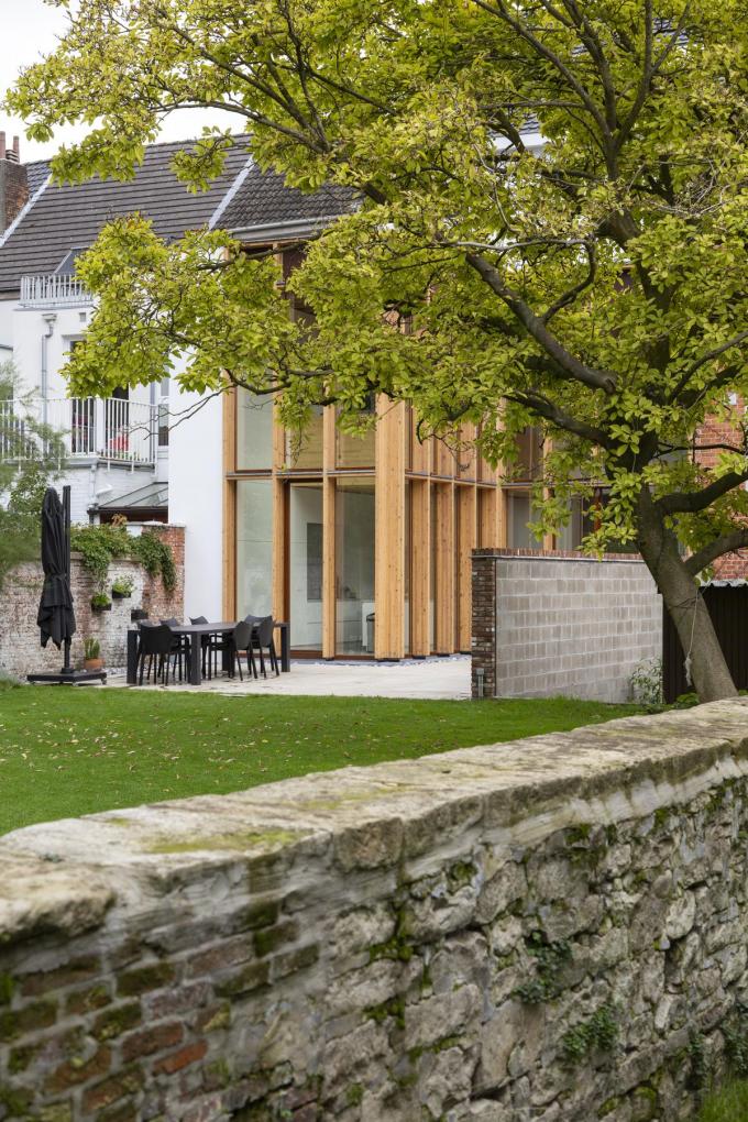 Het witstenen paviljoentje en de oude omwalling waren niet in topstaat maar konden wel mooi gerestaureerd worden. (foto Bart Gosselin)