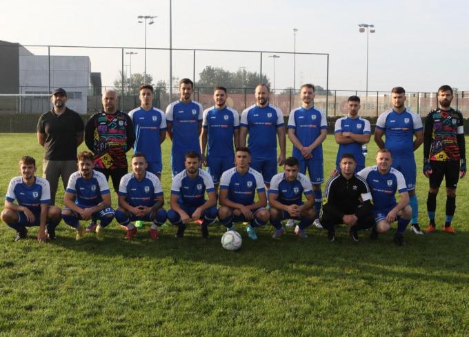 Het team van FC Transilvania. Afgelopen seizoen goed voor een zesde plaats in de eerste afdeling van het Roeselaars Liefhebbersverbond. (gf)