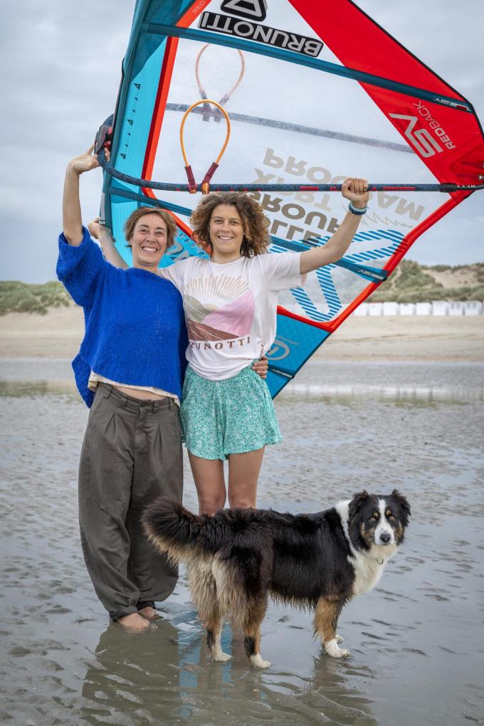 Moeder en dochter zijn verbonden door eenzelfde passie: windsurfen. (foto Joke Couvreur)