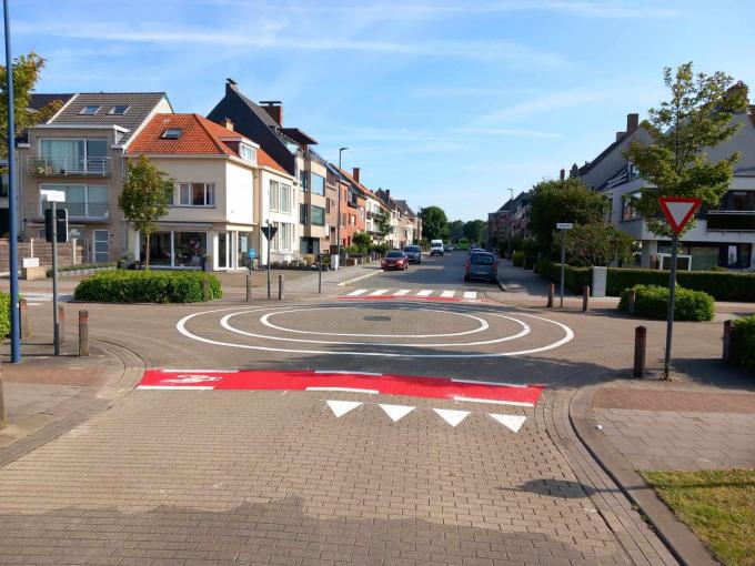 ‘Punaises’ zijn markeringen op de rijweg in de vorm van een grote cirkel, waar je over kan rijden.