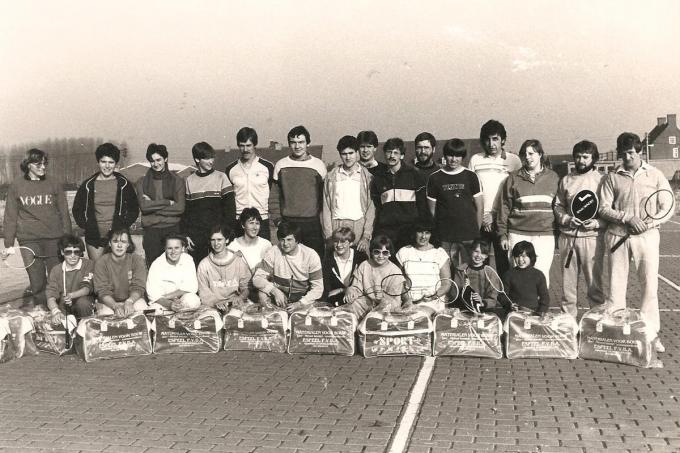 Een groepsfoto van de badmintonclub uit 1985.