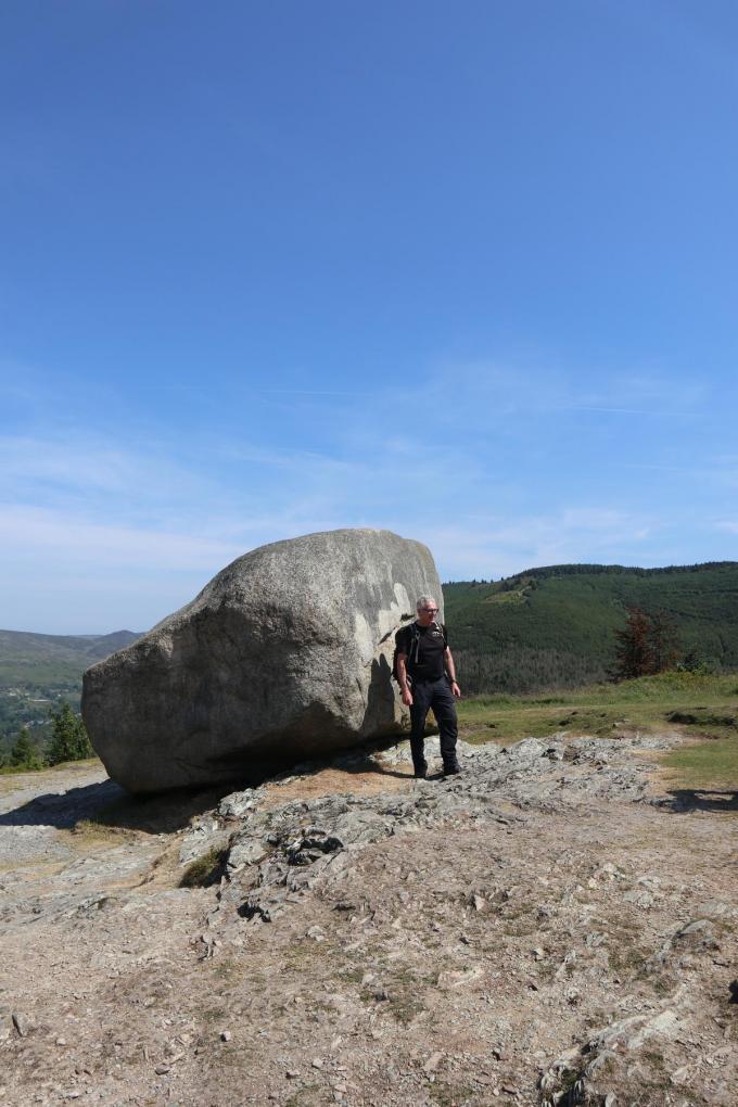 Cloughmore, ook wel liefkozend ‘the big stone’ genoemd, zou door reus Fionn Mac Cumhaill op de flanken van Slieve Martin gegooid zijn. (foto SRA)