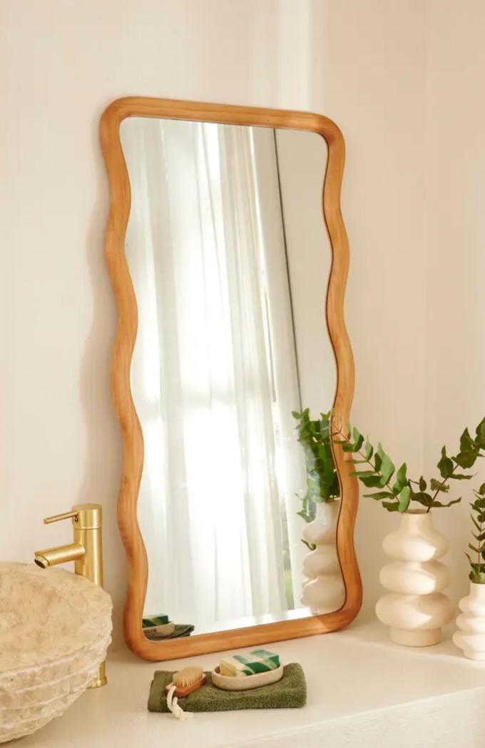 Spiegel met lijst uit rubberhout ‘Flowy’ (50 x 100 cm)