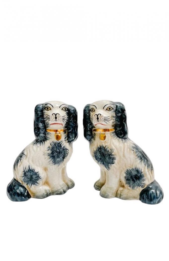 Set van twee porseleinen Staffordshire-hondjes