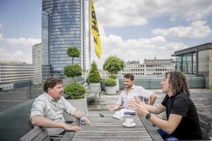 Jeremie Vaneeckhout in gesprek met Paul Cobbaert en Bart Casteleyn, op het dakterras van het Vlaams Parlement. (foto Christophe De Muynck)