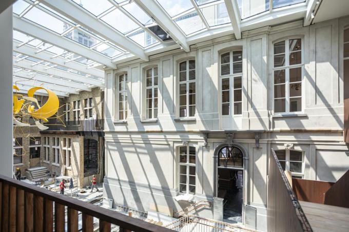 Het kunstwerk van Nick Ervinck domineert het atrium dat een lichtrijke ruimte is waar de mensen binnenkomen als ze het stadhuis bezoeken.